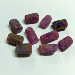 Naturalny kamień Rubin w formie kryształów