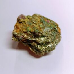 Naturalny kamień Fuchsyt z Rubinem w formie skałki nr 1