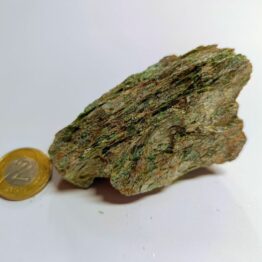 Naturalny kamień Fuchsyt z Rubinem w formie skałki nr 3