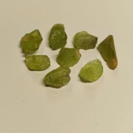 Naturalny kamień Oliwin w formie kryształów